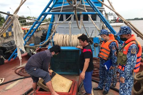 Bộ Tư lệnh Vùng Cảnh sát biển 4 bắt giữ tàu chở dầu không rõ nguồn gốc