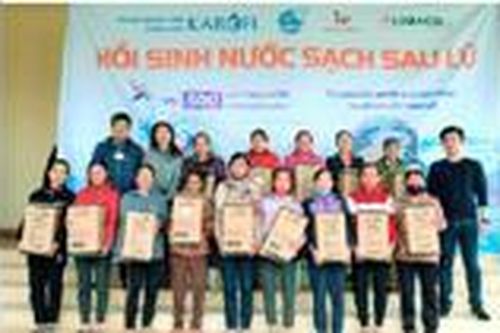Trao tặng 500 máy lọc nước Karofi cho người dân vùng lũ miền Trung