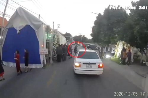 Clip: Chụp ảnh kỷ niệm sau đám cưới, một phụ nữ suýt bị ô tô tông vì lỗi cơ bản mà bao người thường gặp