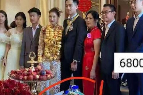 Cô dâu vàng đeo trĩu cổ trong đám cưới, nhìn sang giá 1 chai nước khoáng để đãi khách còn choáng hơn