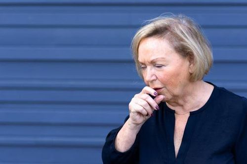 Ai dễ mắc bệnh phổi tắc nghẽn mãn tính? Có phải chỉ người cao tuổi mới bị COPD không?