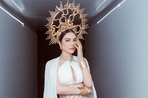 Lý Nhã Kỳ hóa nữ thần rắn trên thảm đỏ