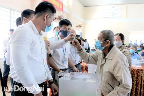 Giao đất tái định cư cho người dân