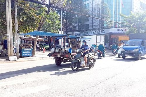 'Thót tim' với xe ba gác chạy ẩu