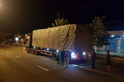Phóng nhanh tông vào đuôi container, 1 thanh niên tử vong