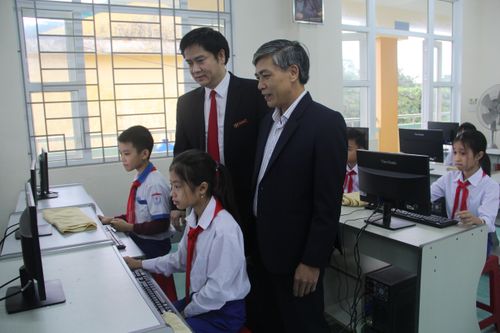 Agribank tặng tủ sách, thiết bị học tập cho Trường Tiểu học và THCS Cam Hiếu