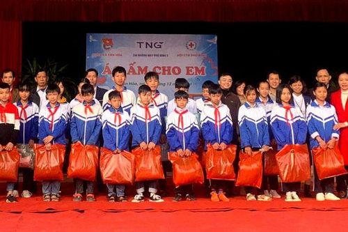 Tặng 100 áo ấm cho học sinh nghèo