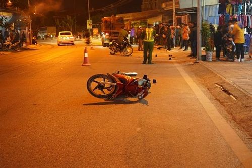 Xe máy 'kẹp' 3 tông liên tiếp 2 xe, 1 người tử vong
