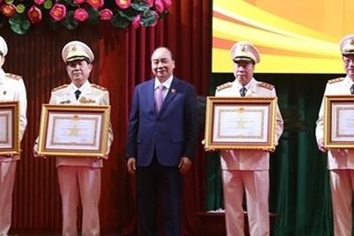 Thủ tướng trao phần thưởng cao quý tặng các đồng chí lãnh đạo Bộ Công an