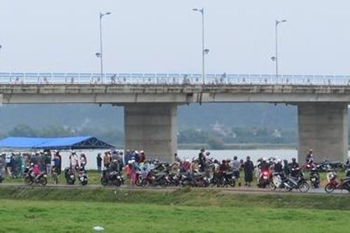 Kịp thời cứu cô gái gieo mình xuống sông Đà Rằng