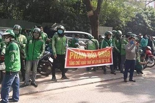 Giải tán hàng trăm xe ôm Grab tập trung diễu quanh hồ Hoàn Kiếm