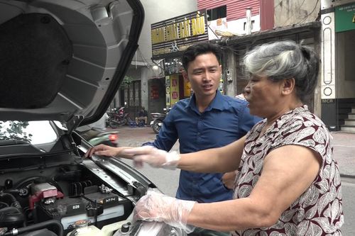 Cụ bà 72 tuổi nổi tiếng Hà Nội nhờ tài sửa chữa ắc quy xe hơi