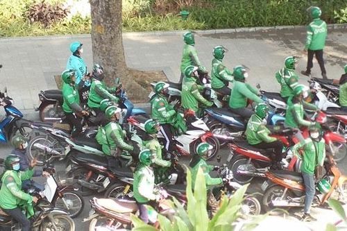 Giải tán hàng trăm người đi xe máy diễu hành qua nhiều tuyến phố Hà Nội