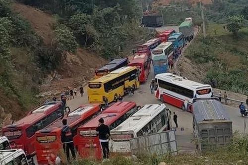 Cán bộ công an cùng con gái 10 tuổi tử vong sau vụ va chạm với xe tải chở lợn trên QL3