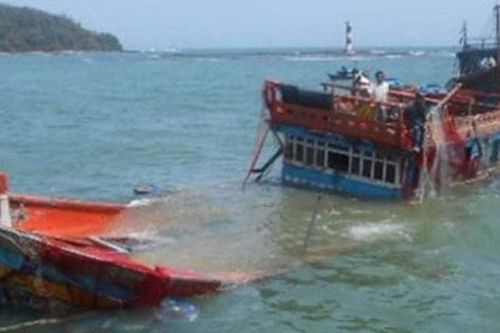 Quảng Bình: Sóng đánh chìm thuyền nan, 2 ngư dân mất tích