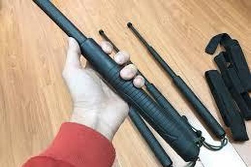 Khách định mang gậy ba khúc và dùi cui điện lên máy bay nhưng không trót lọt