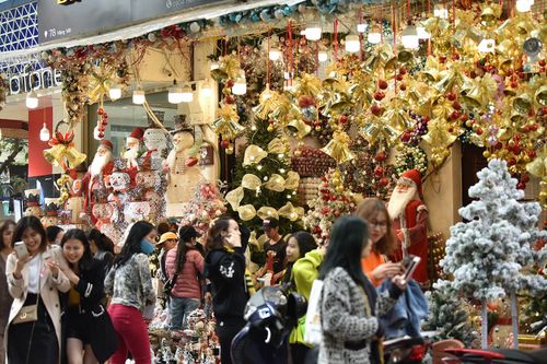 Giới trẻ 'check-in' đón không khí Noel sớm trên phố Hàng Mã