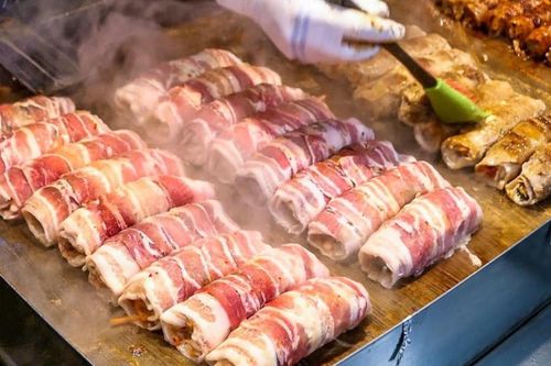 Món thịt ba chỉ cuộn kim chi trên đường phố Hàn Quốc