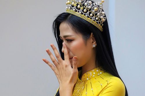Hoa hậu Đỗ Thị Hà khóc khi về trường