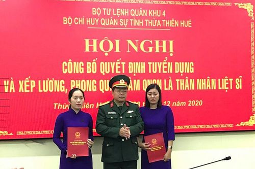 Quyết định tuyển dụng quân nhân chuyên nghiệp cho thân nhân liệt sĩ hy sinh tại Rào Trăng 3