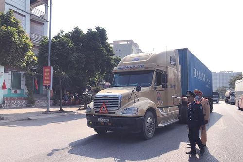 Hà Nội: Kiểm tra ma túy và nồng độ cồn 21 lái xe tại đường Lý Sơn