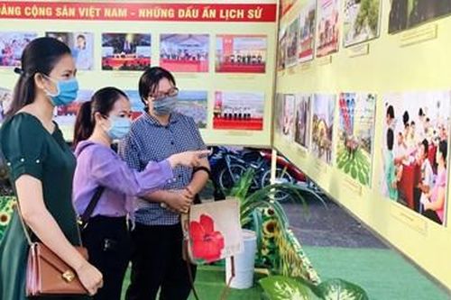Khai mạc Triển lãm ảnh 'Đảng Cộng sản Việt Nam-Những dấu ấn lịch sử'