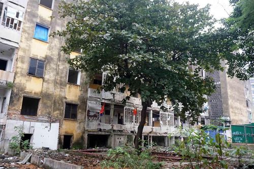 'Bám trụ' ở chung cư xuống cấp trầm trọng để phản đối đền bù chưa thỏa đáng