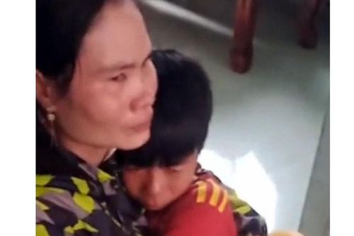 Ba học sinh đạp xe đạp hơn 400km từ Cà Mau đến TPHCM thăm cha mẹ