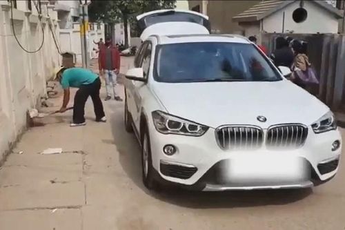 Người đàn ông gây 'sốc' khi dùng BMW X1 làm xe chở rác