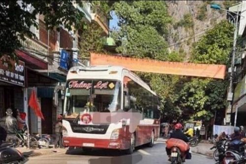 Kinh hoàng xe khách đổ đèo đâm chết người phụ nữ