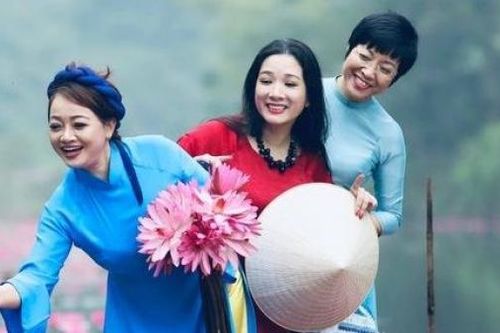 MC Thảo Vân rạng rỡ khoe sắc cùng Thanh Thanh Hiền, Trà My trong không gian ngập tràn hoa súng