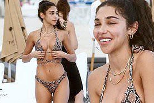 Nữ DJ nóng bỏng Chantel Jeffries gợi cảm nổi bật ở biển