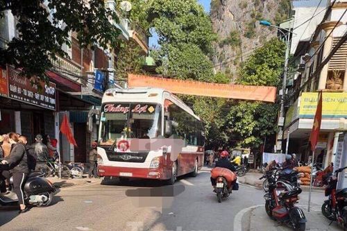 Lạng Sơn: Kinh hoàng xe ô tô mất phanh lao từ đèo xuống khu dân cư