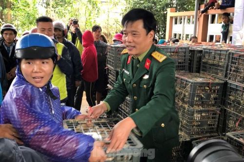 Nhiều phần quà thiết thực sẻ chia khó khăn với quân dân vùng lũ