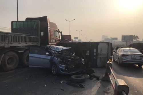 5 ô tô tai nạn liên hoàn trên cầu Thanh Trì