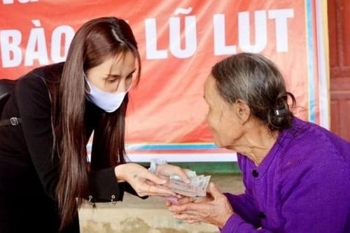 Thủy Tiên bào mòn sức khỏe vẫn quyết chi tiền riêng ra miền Trung lần 4