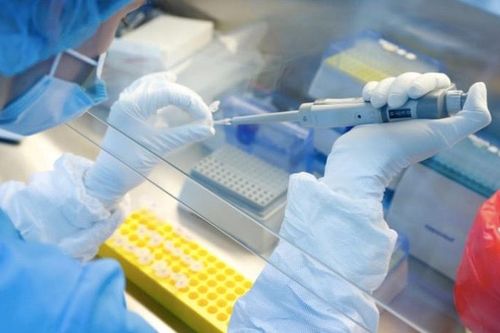 Anh bắt đầu tiêm vắc-xin ngừa Covid-19, Seoul điều quân đội chống dịch