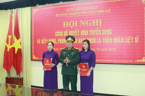 Tuyển dụng, trao quân hàm cho vợ liệt sĩ hy sinh khi cứu nạn Rào Trăng 3