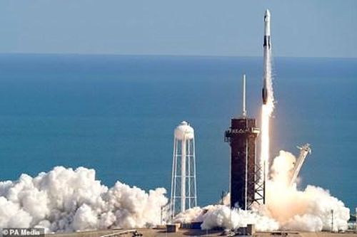 Món quà cực kỳ đặc biệt gửi từ trái đất đến phi hành đoàn SpaceX