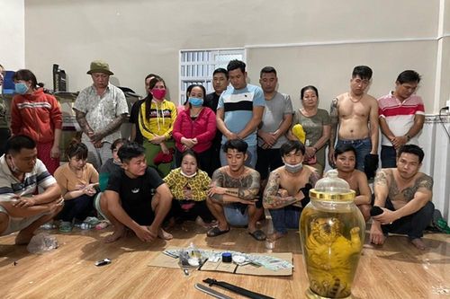 Bắt quả tang 21 con bạc đang sát phạt cùng bình rượu hổ nguyên con