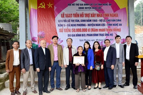 Trao 100 triệu đồng hỗ trợ xây nhà tình nghĩa cho thân nhân liệt sỹ ở Nghi Lộc và Đô Lương