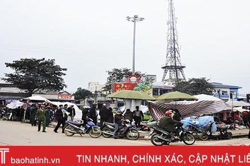 Thị trấn Hương Khê xử lý các điểm họp chợ trái phép, ki-ốt vi phạm hành lang ATGT