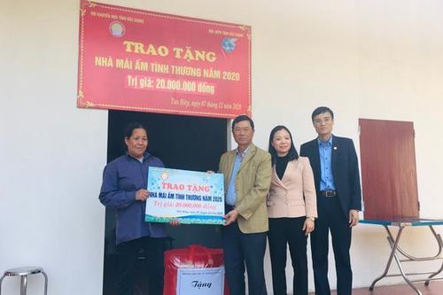 Hội LHPN tỉnh Bắc Giang trao tặng mái ấm cho phụ nữ khó khăn