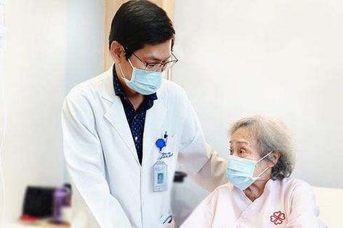 Ung thư đường mật ngoài gan, cụ bà phải 3 lần đặt stent đường mật