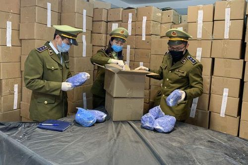 Thu giữ trên 8,15 tấn găng tay y tế đã qua sử dụng