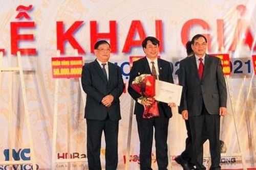 HDBank trao 10 suất học bổng cho sinh viên trường ĐH Hòa Bình