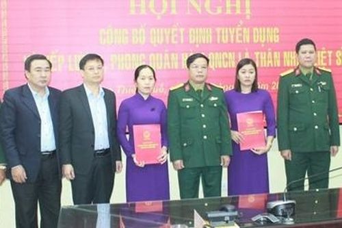 Trao quân hàm quân nhân chuyên nghiệp cho thân nhân liệt sĩ hy sinh ở Rào Trăng 3