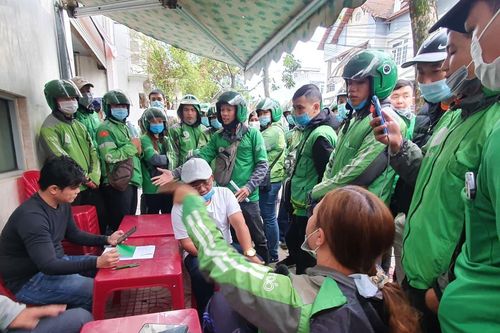 Hàng trăm tài xế vây trụ sở Grab tại Đà Nẵng phản đối mức chiết khấu mới
