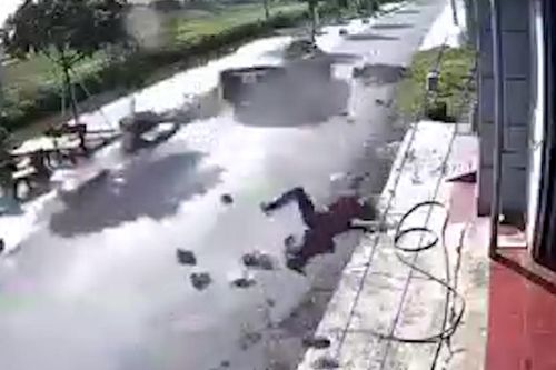 Ô tô phóng nhanh, tông văng người phụ nữ và xe máy