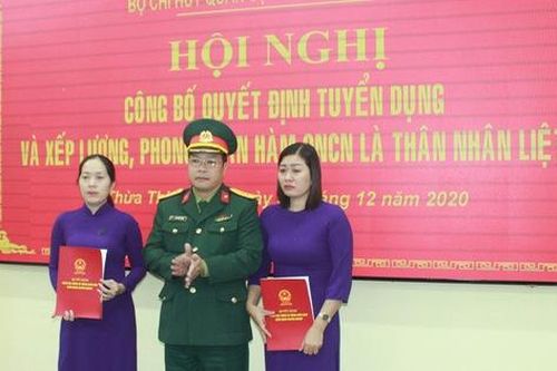 Tuyển dụng, trao quân hàm quân nhân chuyên nghiệp cho thân nhân các liệt sĩ Rào Trăng 3
